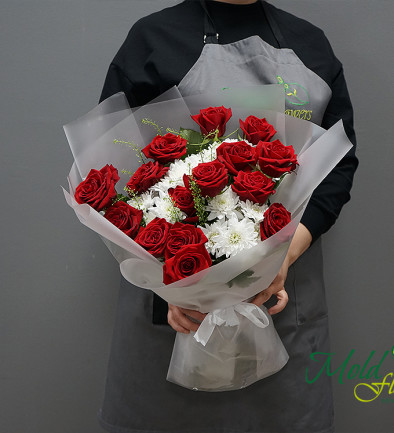 Bouquet of red roses and white chrysanthemums photo 394x433